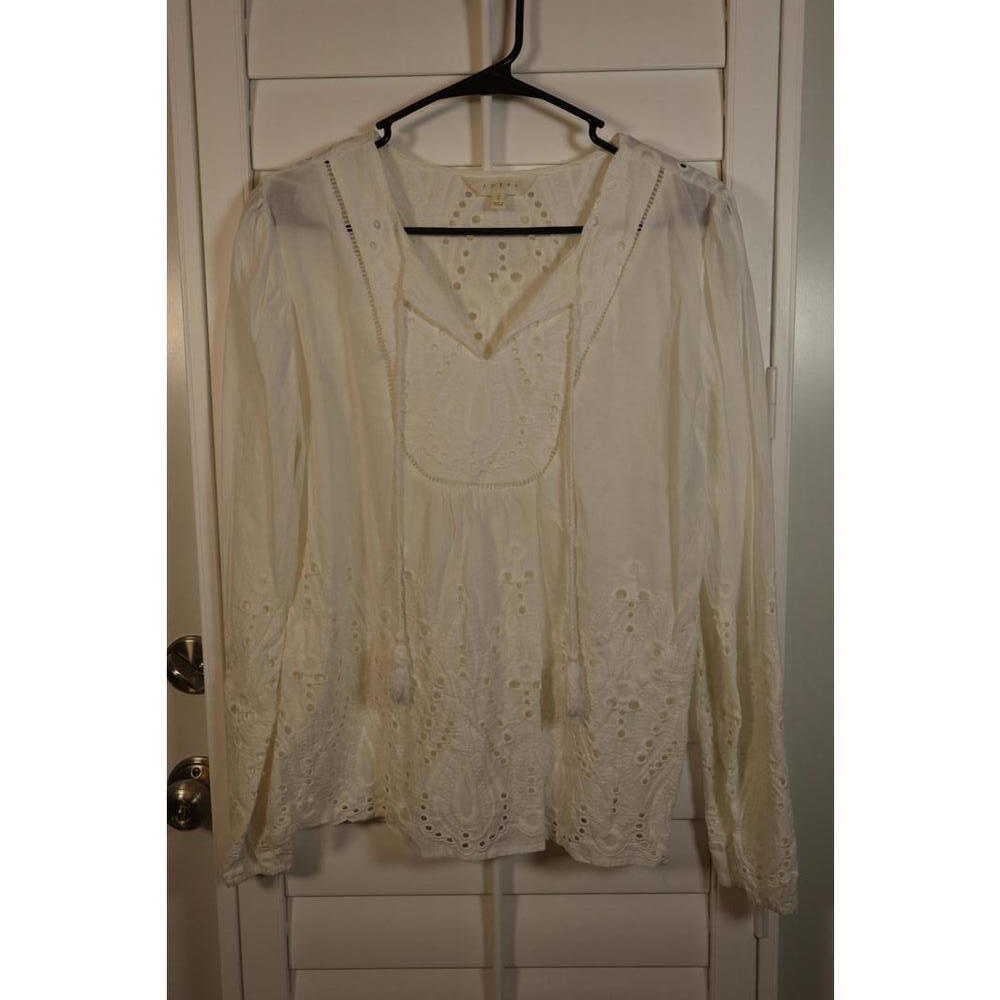 Adivia BOHO white Eyelet long-sleeve ‎ top with a v neck size Large